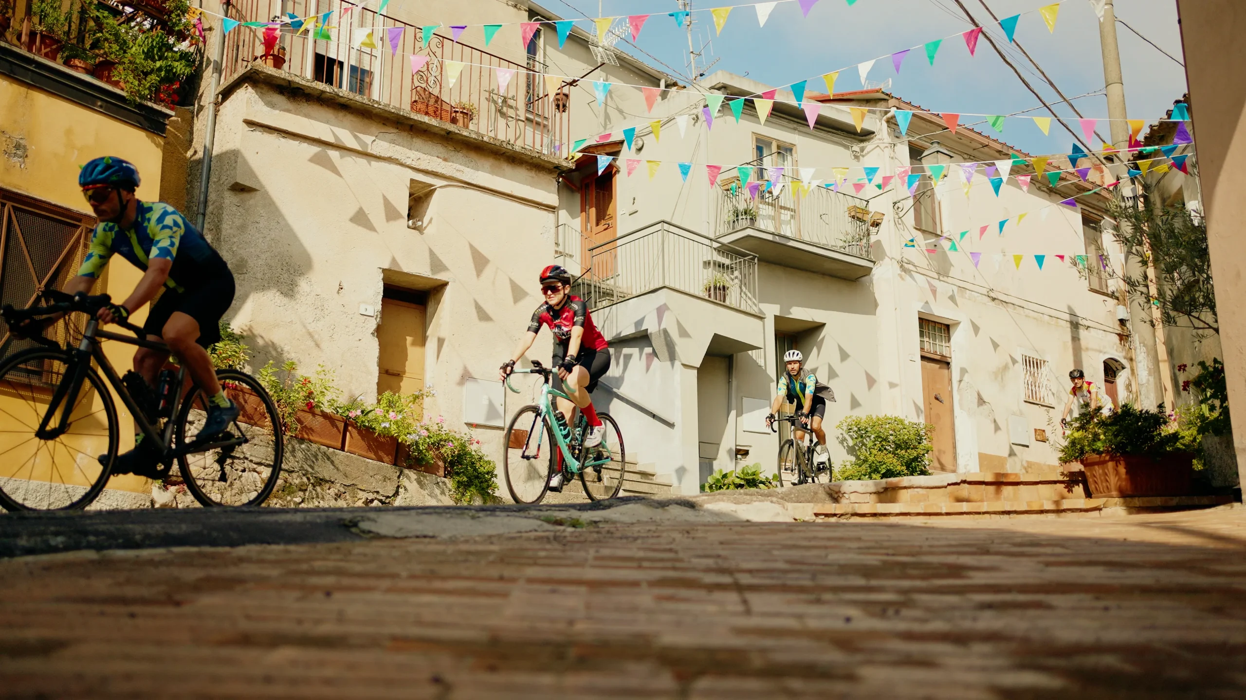 ciclisti su strada del borgo